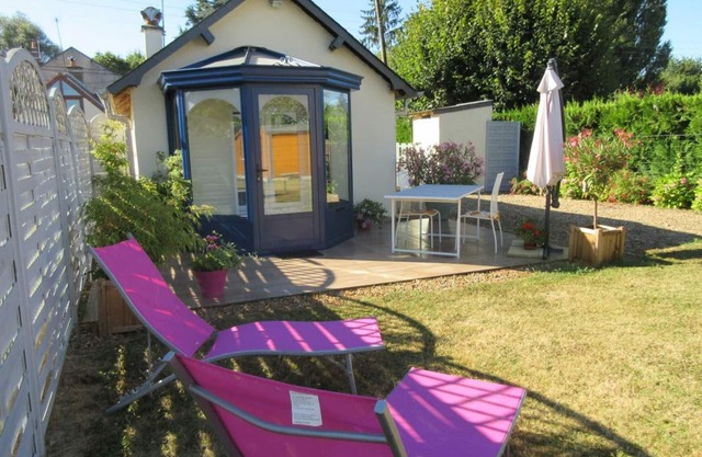 Charming 33m² Cottage in Loire Valley with Private Garden, Near Castles & Vineyards