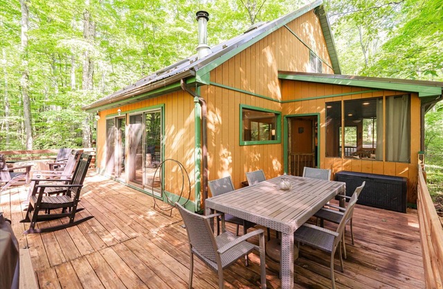 Charming 3BR w Private Hot Tub & Public Pool! 7 mins from DT Berkeley Springs