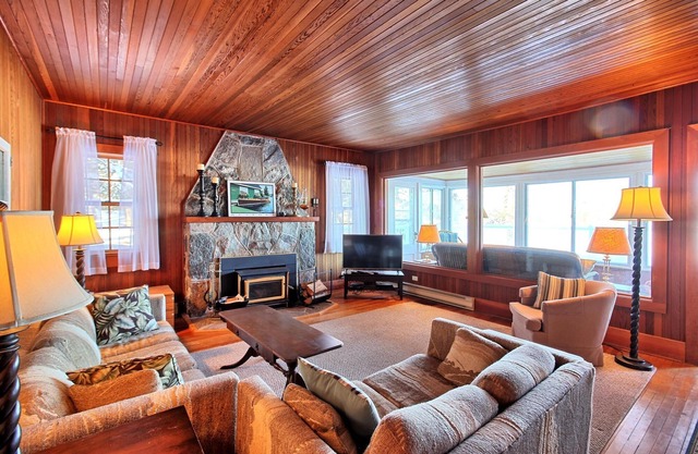 Charming, 4 Bed, 2 Bath! Muskoka Room! Beaumaris! Incredible Views!