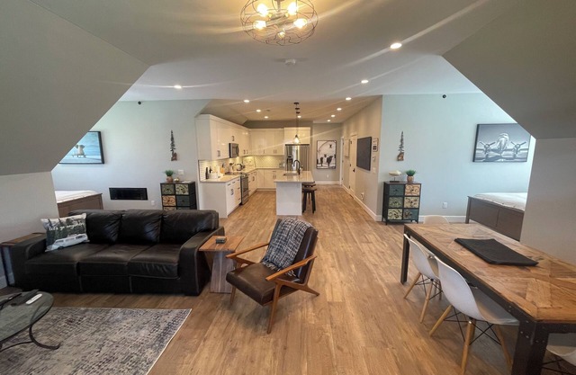 Charming 4-bed Farm Loft with AC, WiFi in South Langley Farm Country