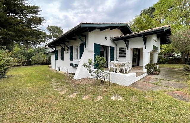Charming 4-Bedroom Beach House with Garden, 150m from the Shore