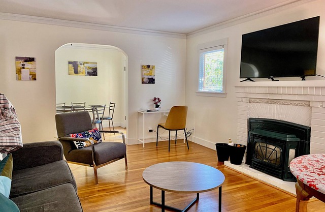 Charming 4-bedroom house with AC, WiFi in pleasant Menlo Park