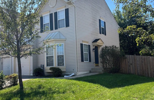 Charming 4-bedroom townhome with WiFi and AC in lovely Odenton.