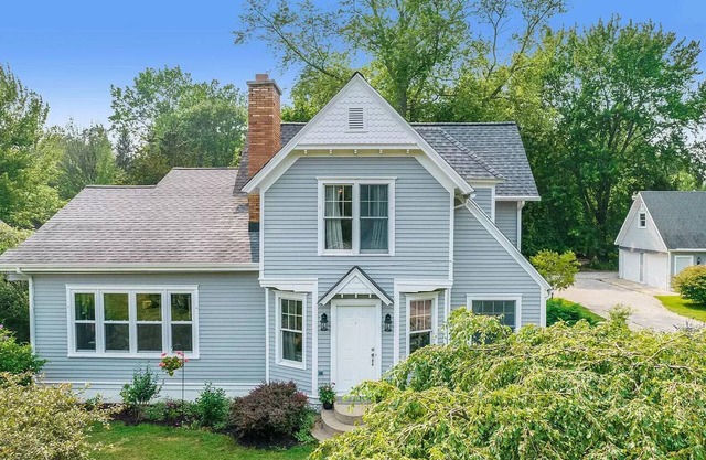 Charming 4-bedroom cottage in South Haven - 2 miles from beach and downtown.