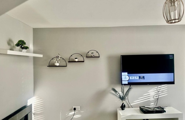 Charming 4-BR Home: Garden, Park, and Peaceful, Secure Living Await!