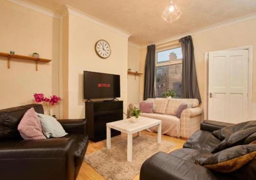 Charming 4 BR Kingston House with Free Street Parking