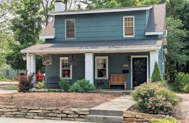 Charming 4 BR W Hot Tub 3 Kings Walk to Downtown