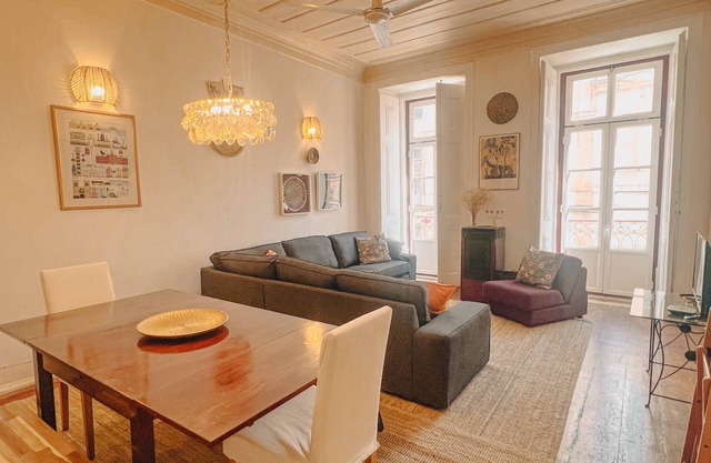 Charming 5 Bedroom Apartment in Traditional Lisbon
