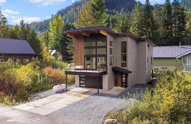 Charming 7-bedroom cabin with WiFi, AC in lovely Snoqualmie Pass
