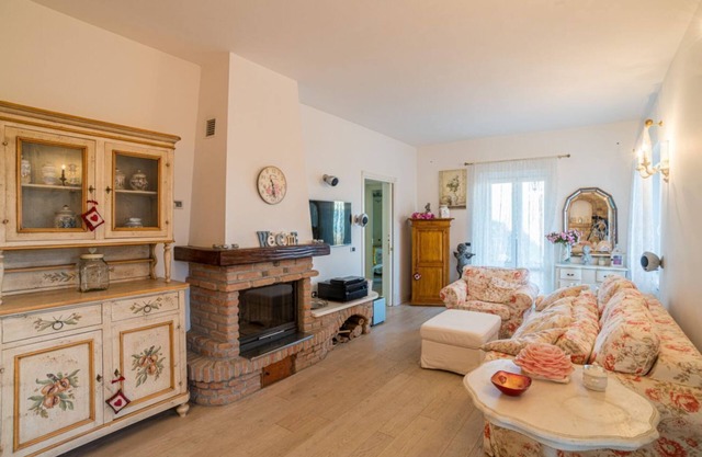 Charming 80 sqm apartment with independent entrance in a large residence surrounded by greenery (steps to access the structure). The accommodation is located on the ground floor of a villa and can host up to 4 people. It offers an enchanting view of the