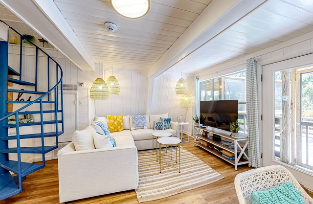 Charming A-frame with whimsical decor, WiFi, decks, sunroom, W/D, & AC - dogs OK