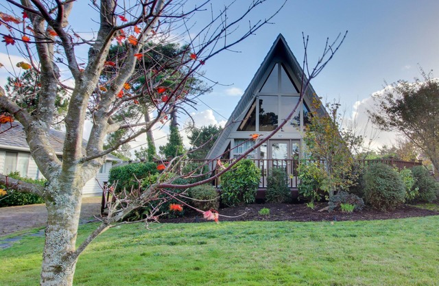 Charming A-Frame with Entertainment, Free WiFi - Easy Beach & Golf Access