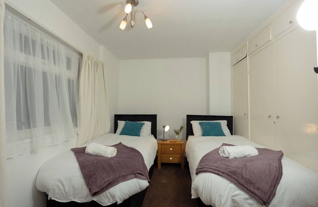 Charming and Cosy Home- Sleeps 4, Free Parking, Private Patio - Central Warwick