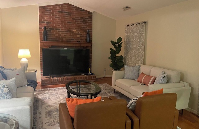 Charming and cozy 3-bedroom house, 2 full bathrooms in High Point close to HPU