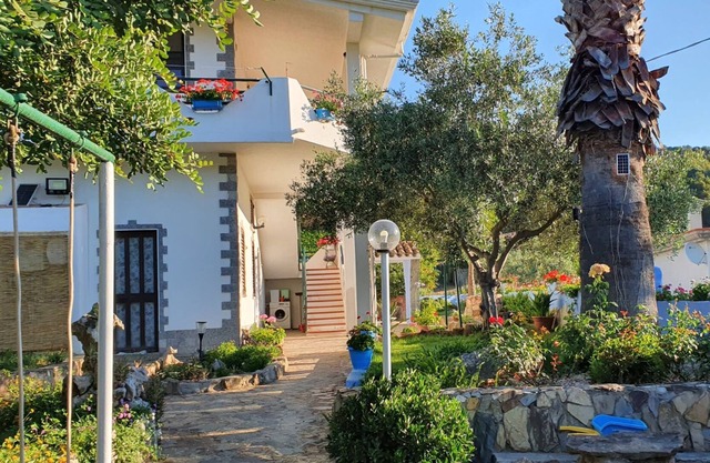 Charming and Cozy Tastefully Decorated Holiday Apartment. WiFi.
