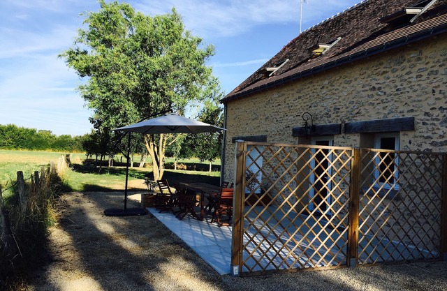 Charming and authentic cottage (8 people), near Tours. Swimming pool and nature
