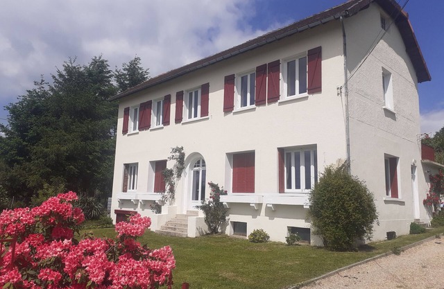 Charming and spacious 8-bed w/Pool & Outdoor Kitchen in village with amenities
