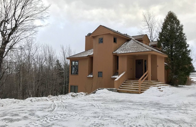 Charming and Warm Bromley Mountainside Home - Seasonal Rental