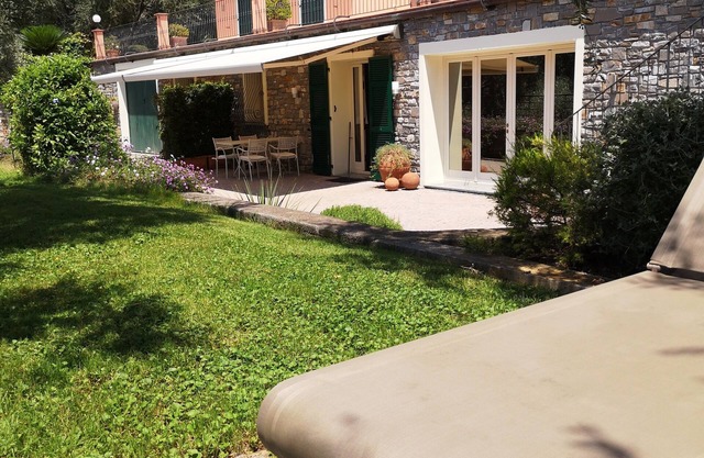 charming apartment in villa 1.5 km from the sea with parking space in the village.
