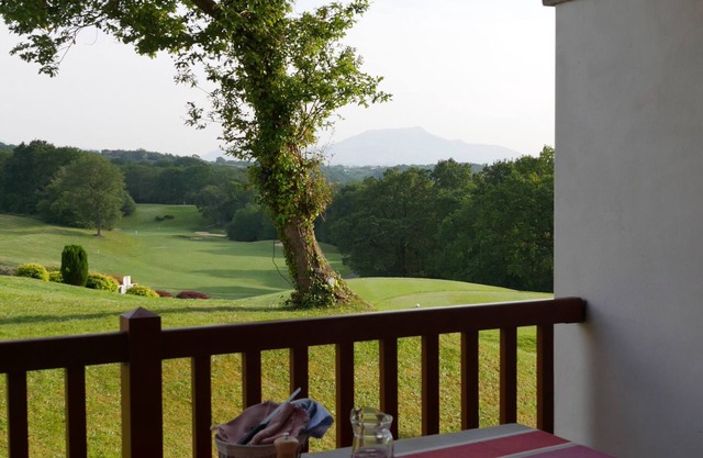 CHARMING APARTMENT ON MAKILA GOLF COURSE WITH SWIMMING POOL, NEAR BIARRITZ&ANGLET