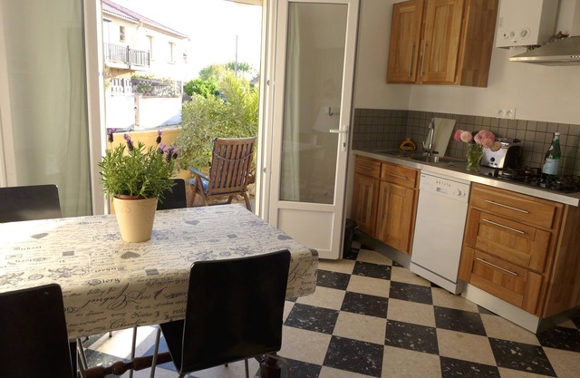 Charming apartment in detached cottage sandy beach 25 m away WiFi free