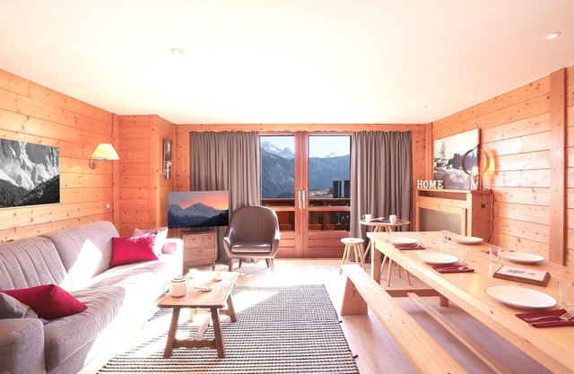 Charming Apartment in Courchevel with Parking and Wifi, Ski-in/Ski-out, Sleeps 6