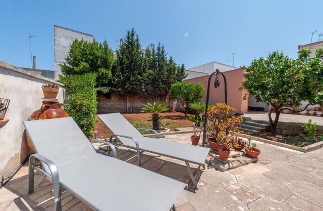Charming apartment in a villa of about 60 sqm, able to accommodate up to 4 people, located on the mezzanine floor (accessible via steps).The house is located in Surbo, a town a few km from Lecce, in a residential but well-served area. In about 10 minutes