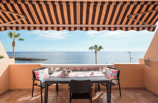 Charming Apartment "Junto al Mar" with Sea View, Pool, Wi-Fi & Terrace