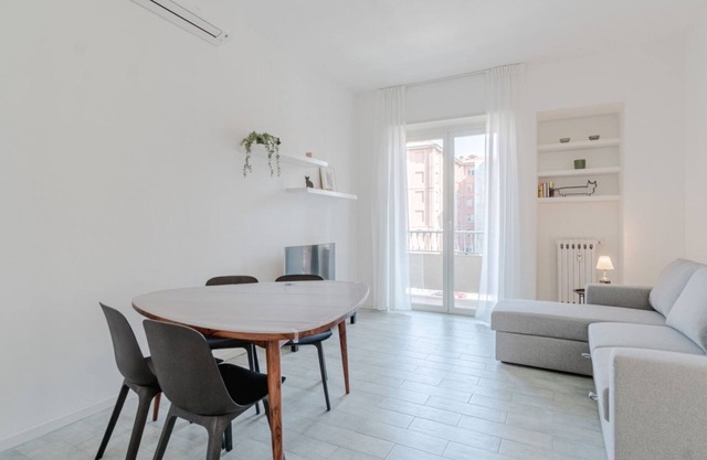 Charming apartment of about 85 square meters, able to accommodate up to 6 people, located on the second floor of a building with a lift (a few steps to access it).The property is located in a residential area, quiet and well-stocked with all services. It