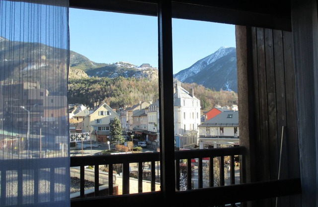 Charming Apartment with Mountain View – Briançon
