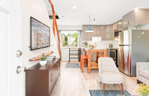 Charming B&B Mezzanine with Free Parking!