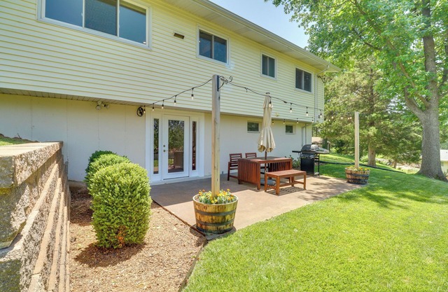 Charming Ballwin Home < 1 Mi to Vlasis Park!