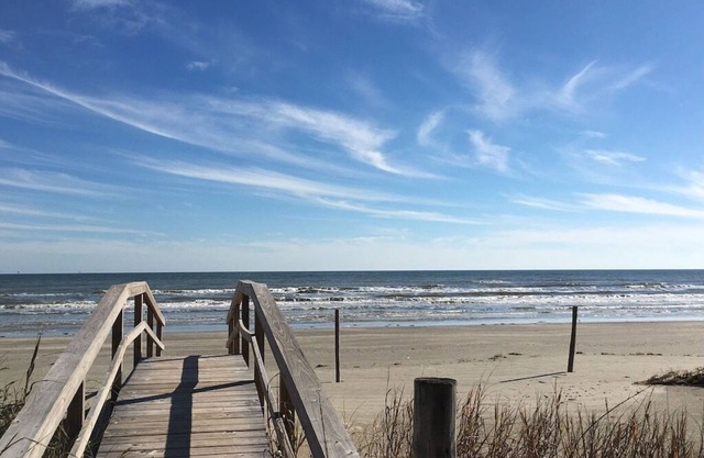 Charming Beach house: Steps from the Sand! Pets