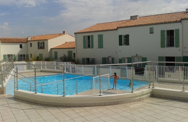 Charming bungalow * with courtyard, swimming pool, WIFI