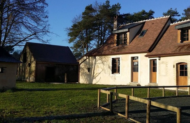 Charming Cottage: 3BR, Cozy Fireplace, Large Garden, Near Bercé Forest