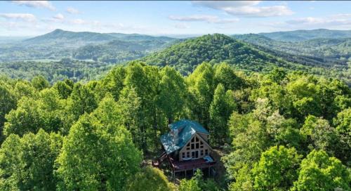 Charming Cabin with Incredible Mountain Views