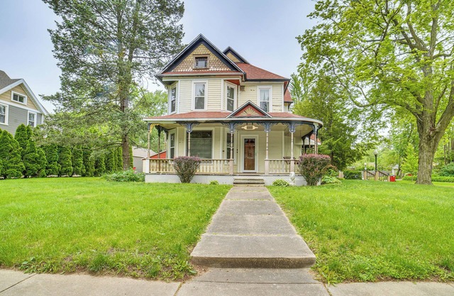 Charming Champaign Victorian w/Deck!