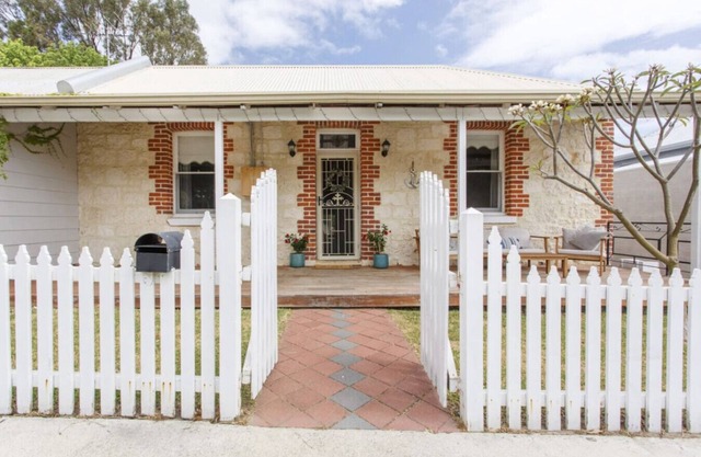 Charming Charles – Pet-Friendly Near Cafes & Beaches