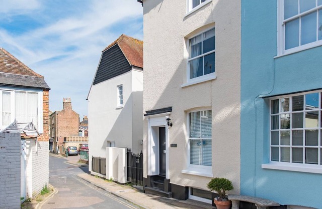 Charming coastal cottage, short walk from Deal seafront