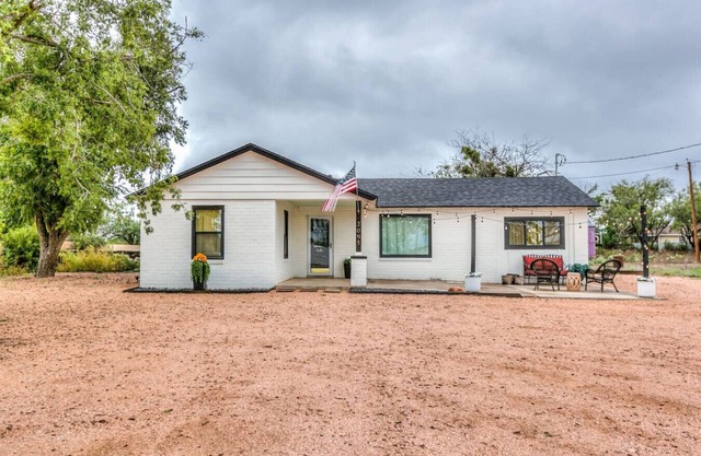 Charming Corner/Walkable to AFB