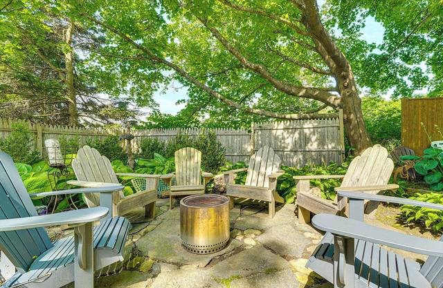 Charming Cottage w/Patio, Walk to Boothbay Harbor