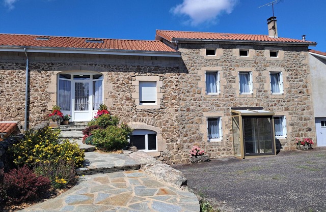 Charming Cottage for 6 with Terrace and Wifi