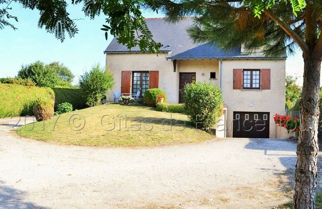 Charming Cottage with Garden, Near Château d'Azay-le-Rideau, WiFi, Fireplace, Baby-Friendly