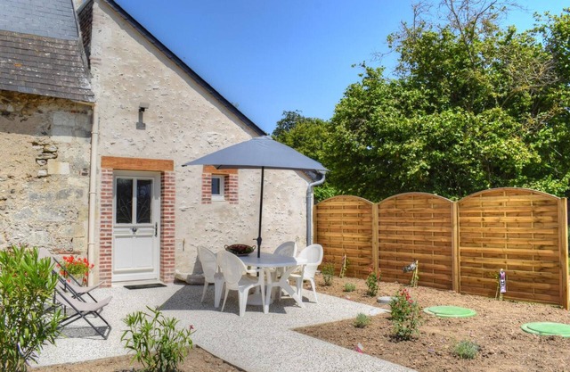 Charming Cottage in Orchard with Modern Amenities & Scenic Views