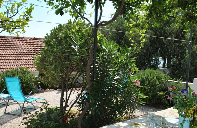 Charming Cottage + Garden 50m to Beach, 20m to Restaurant, Quiet Neighbourhood