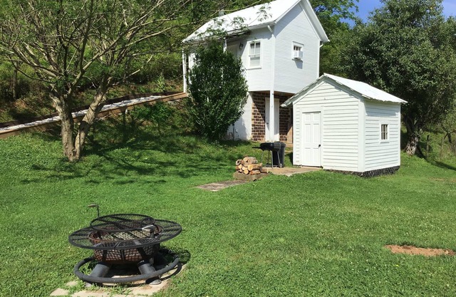 Charming cottage in lovely LeRoy with WiFi and AC