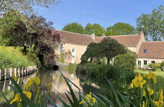 Charming cottage in Perche Park with fireplace and garden