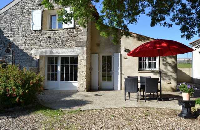 charming cottage near La Rochelle, heated salt pool