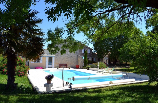 Charming cottage near LA ROCHELLE salt pool, 6000m2