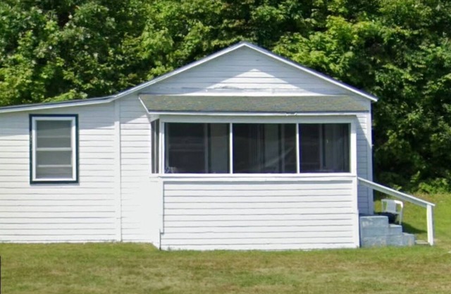 Charming cottage overlooking Lake Dunmore